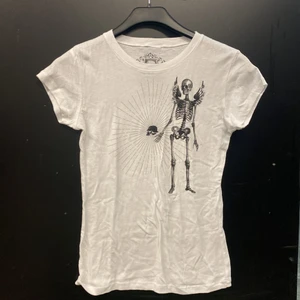 Vit T-shirt skelett - Vit T-shirt, flera exemplar🖤🤍