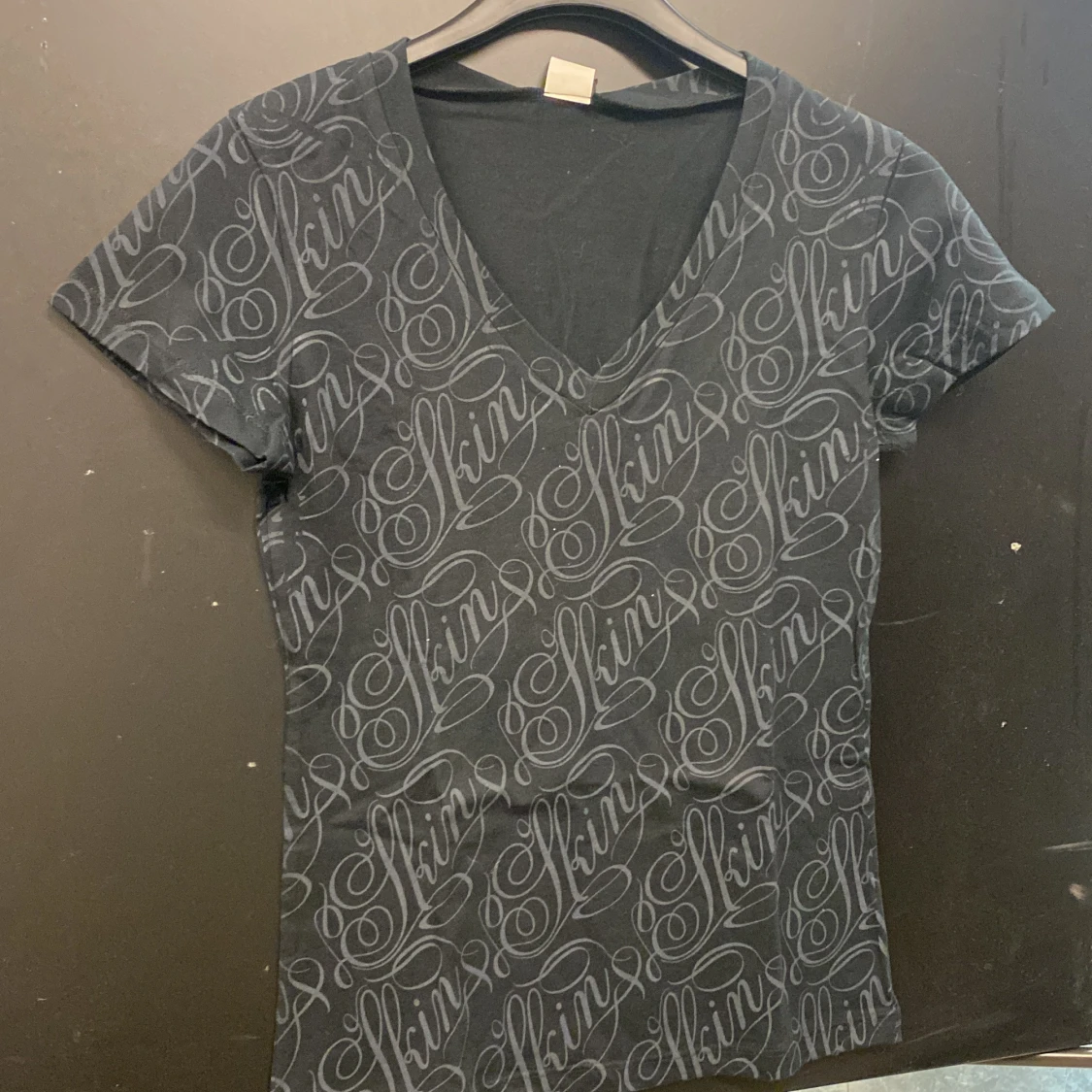T-shirt skin svart med tryckđ€