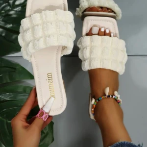 Vita tofflor  - Jättefina tofflor med en liten klack. Det är helt oanvända. Det är små i storlek. Passar mig med 38/39