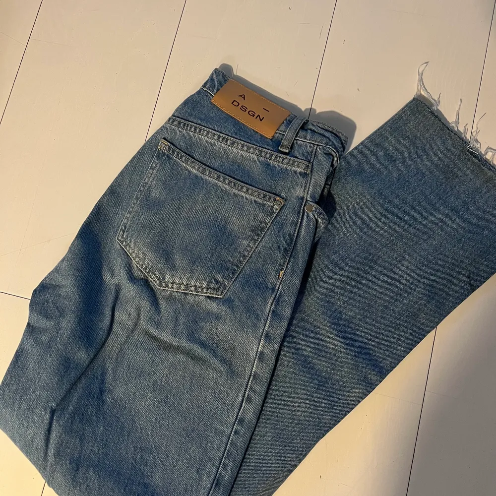 Säljer dessa super snygga jeans från a-dsgn då de inte passar mig. Är i fint skickt ❤️  Nypris 699:-. Jeans & Byxor.
