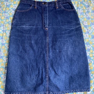 lång jeanskjol - Lång 00s blå jeanskjol. Står ingen storlek men skulle säga S <3. Den når till ungefär halva mina vader på mig som är 168cm.  Kan mötas upp i Stockholm eller Trosa kommun området, annars står köpare för frakt <33