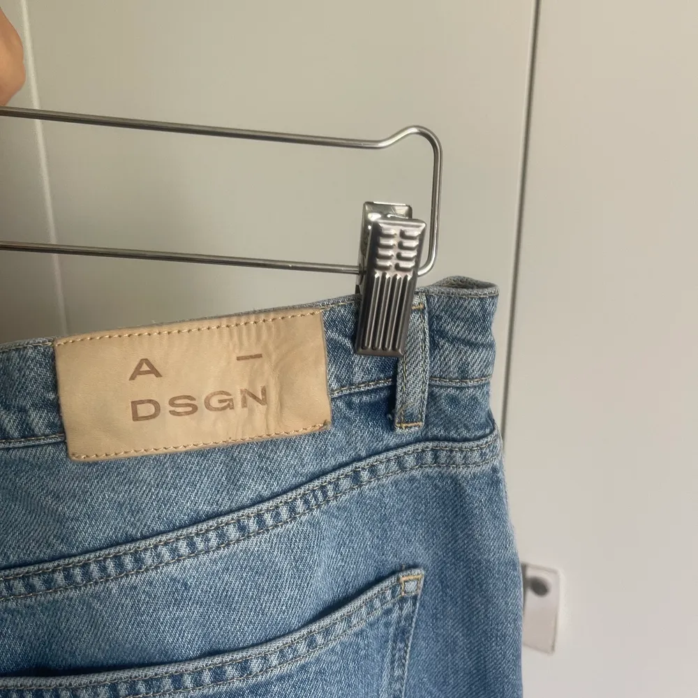 Säljer mina A-design jeans! Använda Max 3 ggr. XXL men passar bra oversized på mig som brukar ha L i byxor och jeans. . Jeans & Byxor.