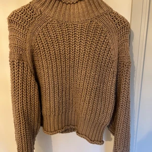 Beige stickad tröja - Jätte fin mysig o höstig tröja som passar perfekt till hösten o vintern. Köparen står för frakten💕💕