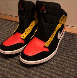 Säljer ett par riktigt fräscha par Jordan 1 mid i färgerna ”svart, gul och orange” skorna är slutsålda på de flesta ställerna och är svåra att få tag på! Box och kvitto ingår. Skriv vid funderingar eller vid intresse!
