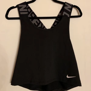 Nike - Super fint tränings linne, säljer den då den aldrig är använd eftersom den är förstor för mig, den är som nyskick, det står att det är XS men skulle säga att den passar Som strl S också. Kan fraktas men du betalar för frakten!💕