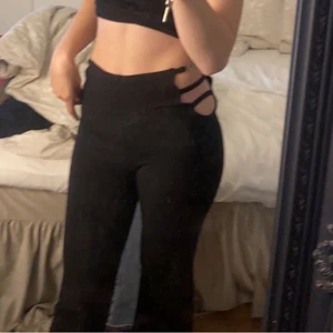 byxor med hål i höfterna - byxor från h&m som har en ”euphoria” maddie vibe. jättefina men är tyvärr lite stora och kommer ej till användning. köp gärna. köparen står för frakten 