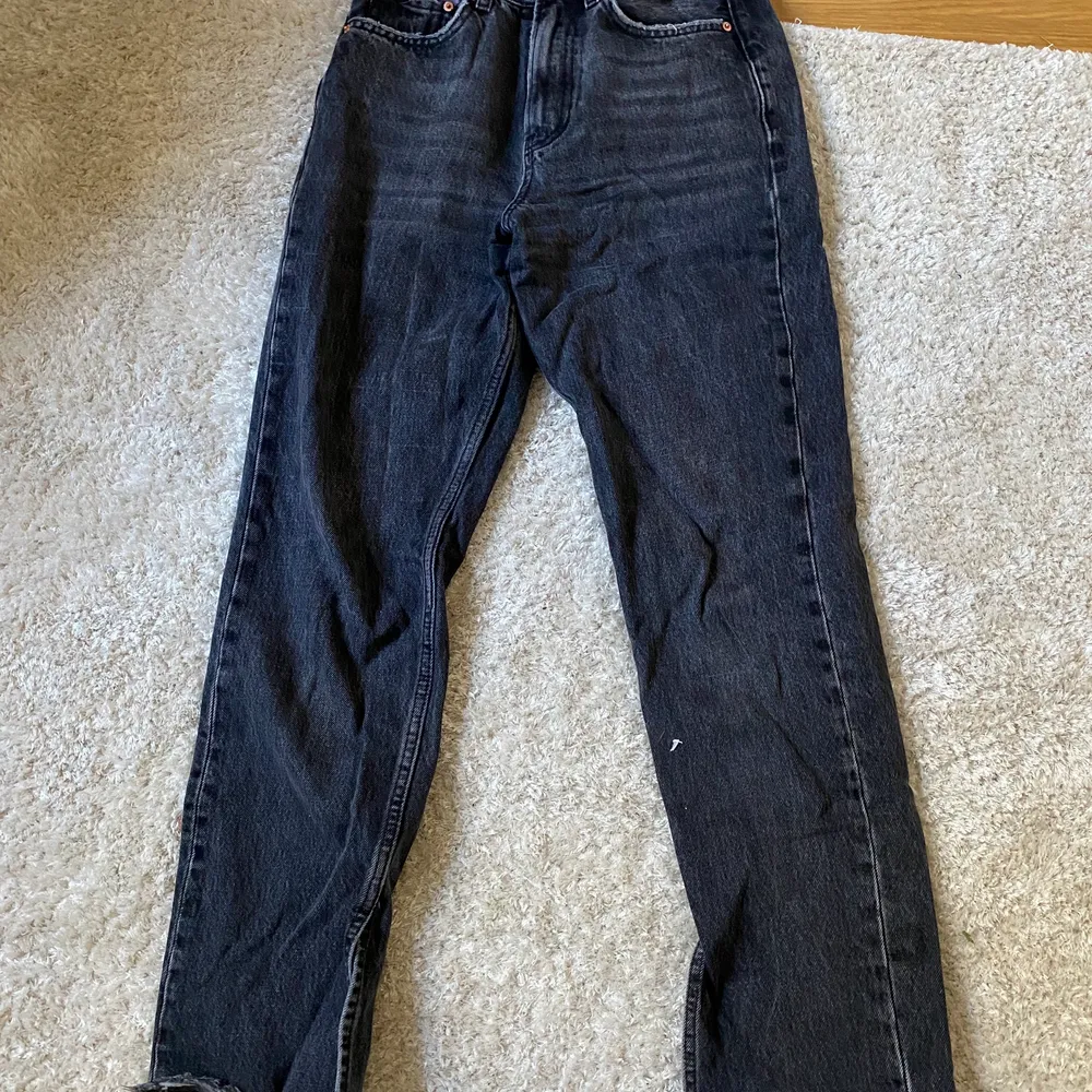 Superfina och sköna Gina jeans i strl 32 . Säljer då de tyvärr är för små men superbra kvalite!💕 de är inte högmidjade utan sitter under naveln så mellan högmidjat och lågmidjat😊 skickar spårbart. Skriv vid frågor eller för att lägga ett pris 😊. Jeans & Byxor.