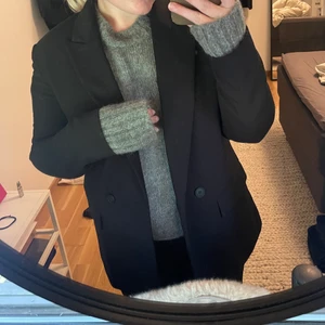 Zara blazer  - Svart blazer/kavaj från zara i strl XS men oversized som den ska vara. Aldrig använd. Köpare står för frakt! 