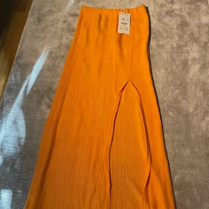 Kjol - Säljer denna orange kjolen då den kom i fel färg! Storlek S💕