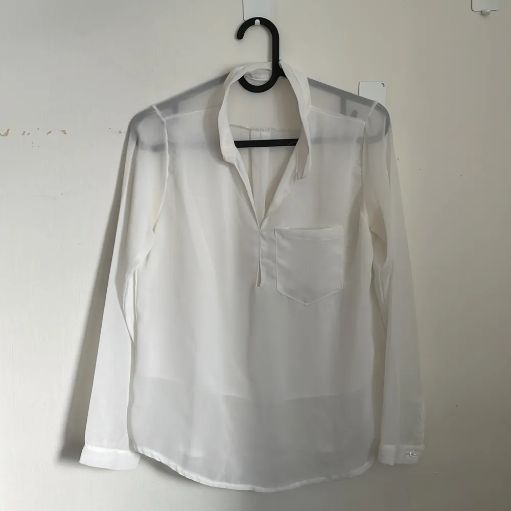 Vit transparent skjorta. Ryggen är see through men framsidan har ett extra lager :) använt endast ett fåtal gånger!  Köp fler och få klumprabatt 🎁. Skjortor.