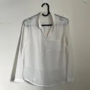 Vit transparent skjorta. Ryggen är see through men framsidan har ett extra lager :) använt endast ett fåtal gånger!  Köp fler och få klumprabatt 🎁