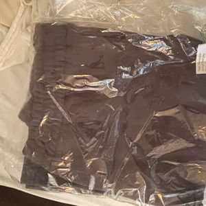 Mörkgrå lxa mjukisbyxor - Helt nya gråa lxa sweatpants, endast testade. Hann inte skicka tillbaka dom därav att jag säljer dom. Storlek L