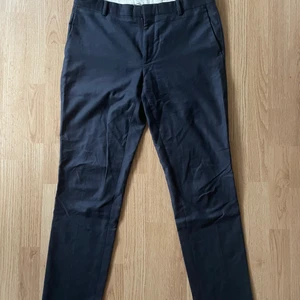 Svarta byxor - Byxorna är väl använda men i väldigt bra skick! Passformen är slimfit eller raka beroende på ben typ!