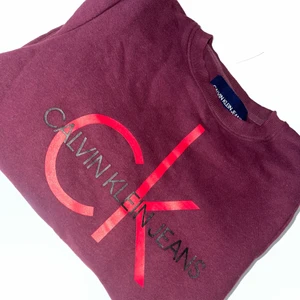 Calvin Klein  - Säljer en Calvin Klein tröja, storlek Xs. Nypris 1000, säljer för 700 kronor (Priset kan diskuteras)  Köparen står för frakten🥰