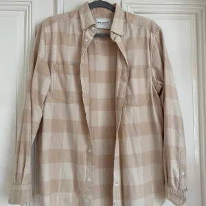 Rutig skjorta - Från VOLT FASHION köpt för ca 700kr men andvänd 1 möjligtvis 2 gånger. Superfin i material. 