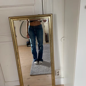 Jeans - Skit snygga jeans jag köpte på Plick men som jag aldrig har använt eftersom dom inte riktigt satt som jag ville men börjar älska dom nu! Dom har en lite mer baggy passform på mig och hänger lite mer lågmitjat på höfterna Jag är 166❤️