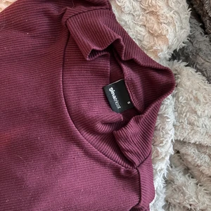 Vinröd tröja från Ginatricot - Vinröd tröja från Ginatricot. Bortglömd i garderoben. Storlek S. 