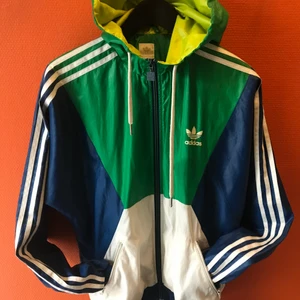 Adidas windbreaker - Adidas windbreaker i okej skick, storlek S. Liten blå fläck på ryggen. Finns i Enskededalen 