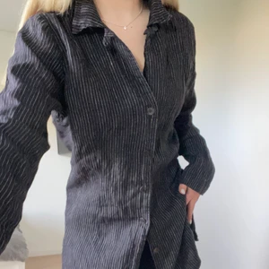 Lång skjorta  - Lång skjorta köpt på en butik på Öland, köparen står för frakten på 66kr 