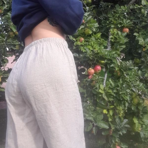 100% linnebyxor - De skönaste och snyggaste byxan som passar till typ allt. Har två av exakt samma å de känns lite onödigt. Hög i midjan, eller låg om man vill. Från danska märket Uno. Står ingen storlek men de är resår i midjan så passar allt från 34-38 skulle jag tro