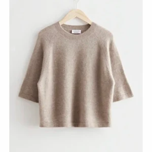 Stickad T-shirt  - Säljer den här jättefina stickade T-shirten då den inte kommer till användning längre!❤️💕 skriv för fler bilder!❤️