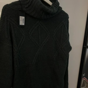 Stickad tröja (lång) - Fin, oanvänd med lapp kvar. Lång och hög krage