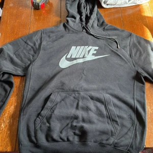 Nike hoodie - Snygg hoodie endast använd 1 gång,stlr S men sitter mer som M
