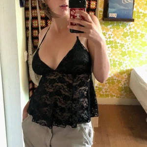 Spetslinne  - Finfint spetslinne i svart köpt secondhand. Hmu om du är intresserad, frakt tillkommer ♥️♥️