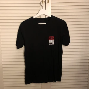 Vans t-shirt  - Säljer en Vans t shirt som inte används längre. Bra skick. Tryck på ryggen och ett framme på bröstet. Storlek S. Skicka gärna ett meddelande vid intresse eller frågor☺️