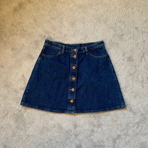 Jeans kjol - Jätte fin mörkblå jeanskjol med snygga brons detaljer! Köpt second hand men säljer då den är lite stor, men är i fint skick! Kan mötas upp eller skicka 