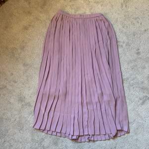 Jätte fin lila kjol från uniqlo. Köpt för ca 2 år sedan och använd några gånger, forfarande i fin skick! Kan mötas upp och skicka