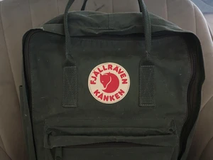 Fjällräven väska - Hej! säljer denna väskan pga att den inte faller mig för smaken längre😊 Fint skick. Finns små fläckar och lite trasig i vänstra hörnet (se bild) Köpte för ca 1000kr. Den är äkta. köparen står för frakten💞