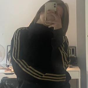 Adidas hoodie - SUPER snygg oversized adidas hoodie som jag älskar därav priset den är svart och gullig passar till allt!