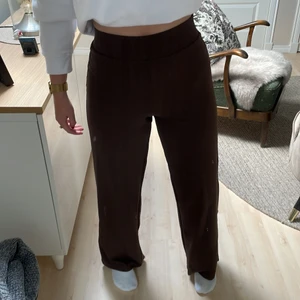 Bruna Kostymbyxor Gina - Säljer nu mina bruna byxor, liknande kostymbyxor då de inte kommer till användning längre. Är köpta på Gina i storlek xs. Är sparsamt använda så ser ut som nya. Hör av er vid frågor eller mer bilder!🤎