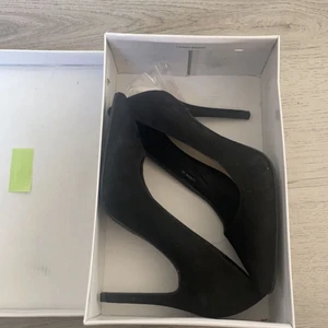 Svarta pumps från Nelly  - dessa jättesnygga skor ifrån Nelly i storlek 38, knappast använda så dem är i bra skick💗 köptes för 449 kr men jag säljer dom för 150 kr och priset går att diskutera vid snabb affär 🥰💕💕