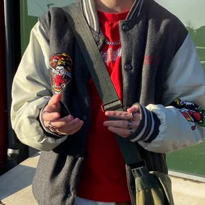 Vintage Ed Hardy Bomber Jacka - En riktigt cool vintage Ed Hardy av Christian Auidigier Bomberjacka i bra skick. 100% äkta. Endast en liten defekt på PVC-lädret på höger ficka. Frakt sker via PostNord spårbart 99 kr 😃📦