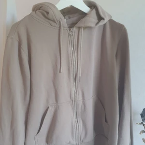 H&M luvtröja.   - Är brun/beige färgad.Har använts fåtal gånger