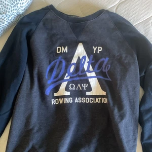 Sweatshirt - Mörkblå sweatshirt med tryck, i storlek L. Superfin och endast använd en gång.