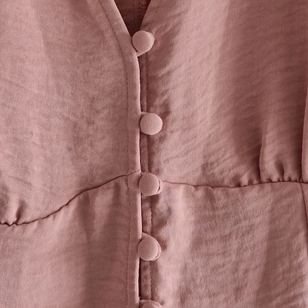 Elegant rosa blus från New Look, strl 40, 3/4 ärmar med resår, knappar fram och snöring i ryggen. Aldrig använd.. Blusar.