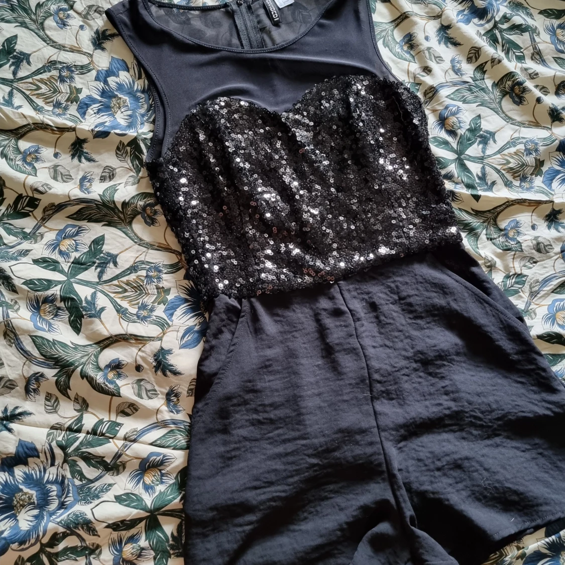 Oanvänd glittrig jumpsuit/playsuit 