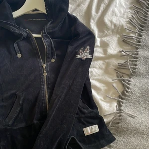 Odd Molly kofta  - En super fin odd Molly kofta med volang längst ner.Fina spetts ditaljer runt Luvan. Sparsamt använd något luddig på bilden men går solklart att ta bort.  Koftan är i storlek 0 vilket motsvarar en xs ungefär. Hör gärna av er vid intresse eller fler bilder 