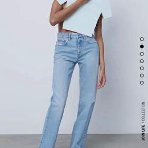 Zara jeans, ljusblå mid rise, straight! säljer ett par mörkare blå också!! Pris kan diskuteras, skriv privat för mer bilder 