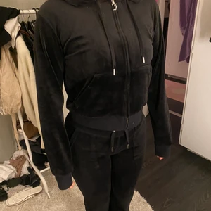 Juicy  - Säljer ett svart juicy sett som jag köpte i januari som jag knappt använt! Dom är som nya! Byxorna är i xs tröjan är i m!  Man kan även köp den Separat
