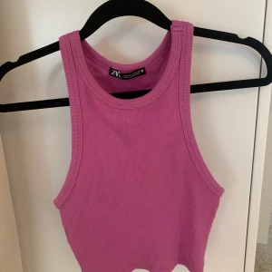 Croppat linne från Zara strl M - Rosa kort linne från Zara i storlek Medium.