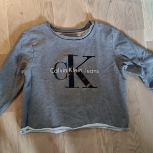 Cakvin Klein tröja Strl S - Tröja i bra skick, avklippt till magtröja. 