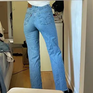 Raka långa Levis ”ribcage” jeans i storlek W25 L31