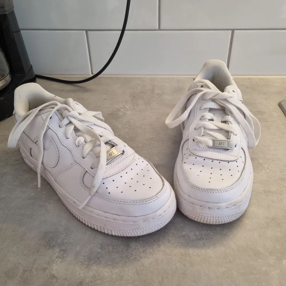 Ett par nike air force 1 i storlek 37! Endast använda 1 gång. Skor.