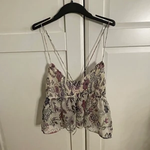zara topp - ‼️köp inte direkt‼️jättegullig topp från Zara med justerbara band i storlek S💓💓priset är ink frakt! 