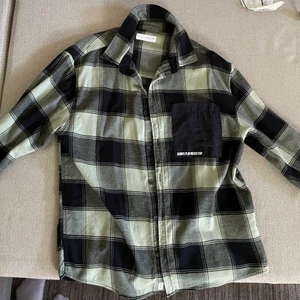 Rutig skjorta - zara - Fin rutig skjorta från zara. Nyskick, lite tjockare än vanliga skjortor. Köparen står för frakten! 🫶