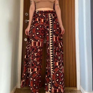 Byxor - Snygga byxor som är som omlottbyxor dvs öppna i sidorna (men överlappande). Möts i Stockholm eller skickar mot fraktkostnad (57 spårbart) <3